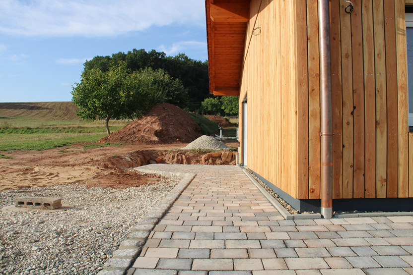 Weg zur Terrasse fertig gepflastert