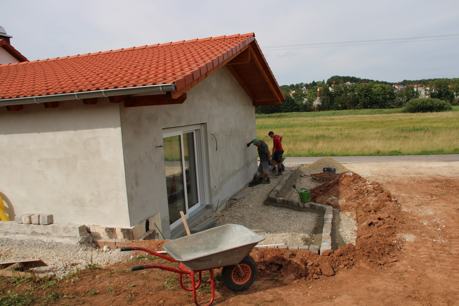 Setzen der Rabatten am Weg zur Terrasse