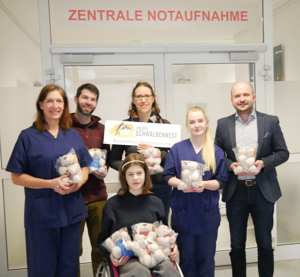 Gruppenbild Steigerwaldklinik Tröster-Teddy Übergabe